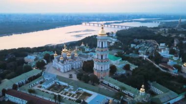 Kyiv-Pechersk Lavra sabah gündoğumunda. Ukrayna. Hava görünümü