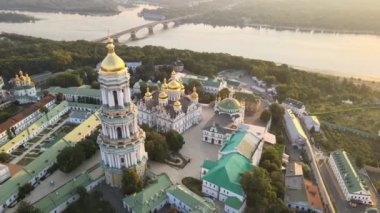 Kyiv-Pechersk Lavra sabah gündoğumunda. Ukrayna. Hava görünümü