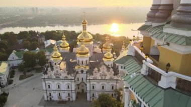 Kyiv-Pechersk Lavra sabah gündoğumunda. Ukrayna. Hava görünümü