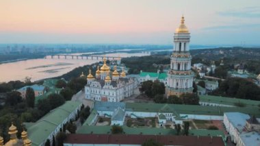 Kyiv-Pechersk Lavra sabah gündoğumunda. Ukrayna. Hava görünümü