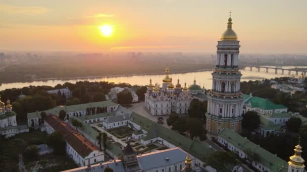 Киево-Печерская Лавра утром на рассвете. Украина. Вид с воздуха — стоковое видео