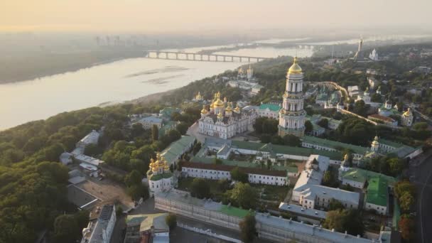 早上日出的时候Kyiv-Pechersk Lavra乌克兰。空中景观 — 图库视频影像