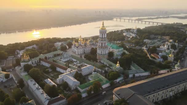 Kiew-Pechersk Lavra am Morgen bei Sonnenaufgang. Ukraine. Luftaufnahme — Stockvideo