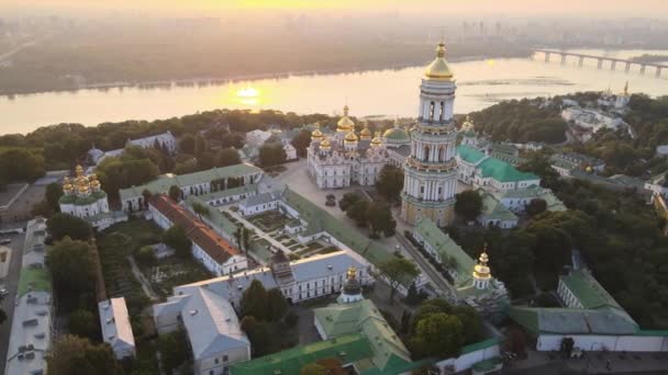 Kiev-Pechersk Lavra por la mañana al amanecer. Ucrania. Vista aérea — Vídeos de Stock