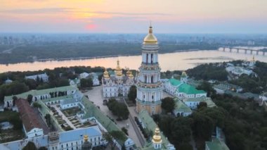 Kyiv-Pechersk Lavra sabah gündoğumunda. Ukrayna. Hava görünümü