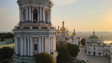 Kyiv-Pechersk Lavra sabah gündoğumunda. Ukrayna. Hava görünümü