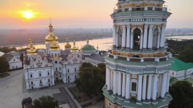 Kyiv-Pechersk Lavra sabah gündoğumunda. Ukrayna. Hava görünümü