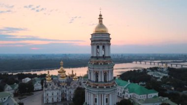 Kyiv-Pechersk Lavra sabah gündoğumunda. Ukrayna. Hava görünümü