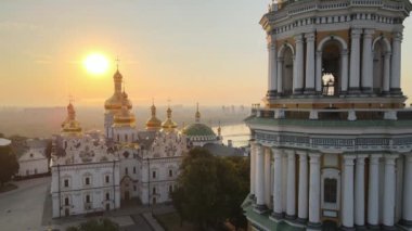 Kyiv-Pechersk Lavra sabah gündoğumunda. Ukrayna. Hava görünümü
