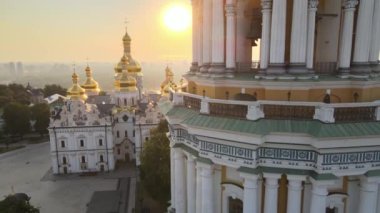 Kyiv-Pechersk Lavra sabah gündoğumunda. Ukrayna. Hava görünümü