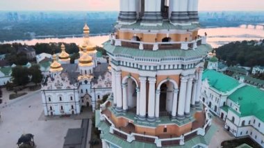 Kyiv-Pechersk Lavra sabah gündoğumunda. Ukrayna. Hava görünümü