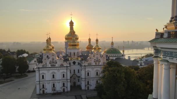 Kiev-Pechersk Lavra in de ochtend bij zonsopgang. Oekraïne. Luchtzicht — Stockvideo