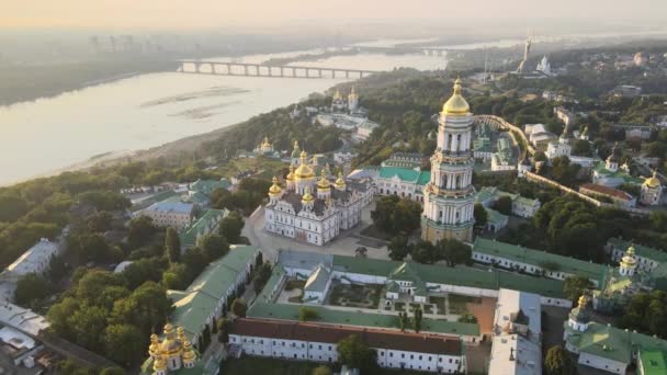 Kiev-Pechersk Lavra por la mañana al amanecer. Ucrania. Vista aérea — Vídeos de Stock