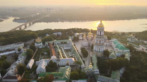 Kyjev-Pechersk Lavra ráno při východu slunce. Ukrajina. Letecký pohled — Stock video