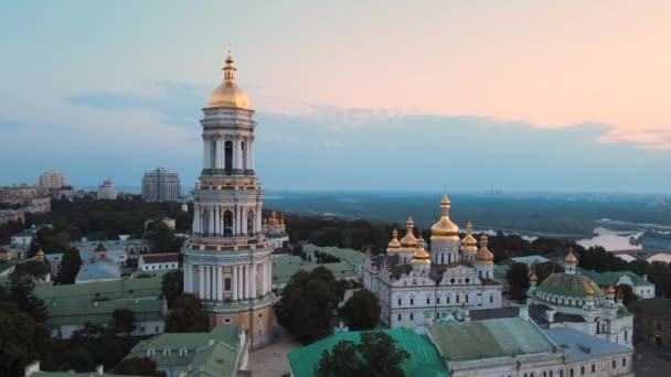 日の出の朝のキエフ-ペチェルスク・ラブラ。ウクライナだ。空中風景 — ストック動画