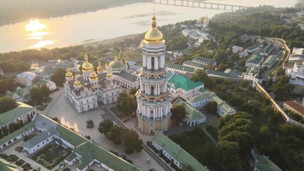 Kyiv-Pechersk Lavra sabah gündoğumunda. Ukrayna. Hava görünümü — Stok video