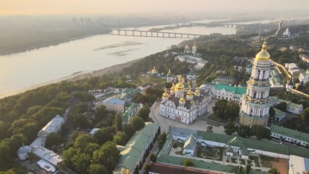 早上日出的时候Kyiv-Pechersk Lavra乌克兰。空中景观 — 图库视频影像