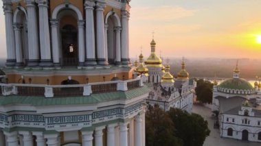 Kyiv-Pechersk Lavra sabah gündoğumunda. Ukrayna. Hava görünümü