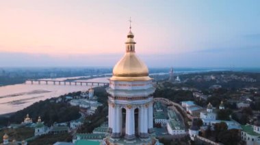 Kyiv-Pechersk Lavra sabah gündoğumunda. Ukrayna. Hava görünümü