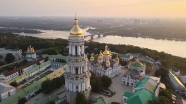 Kyiv-Pechersk Lavra sabah gündoğumunda. Ukrayna. Hava görünümü