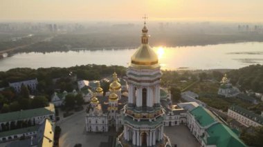 Kyiv-Pechersk Lavra sabah gündoğumunda. Ukrayna. Hava görünümü