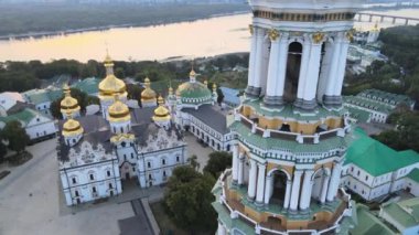 Kyiv-Pechersk Lavra sabah gündoğumunda. Ukrayna. Hava görünümü