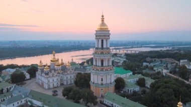 Kyiv-Pechersk Lavra sabah gündoğumunda. Ukrayna. Hava görünümü