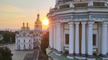 Kyiv-Pechersk Lavra sabah gündoğumunda. Ukrayna. Hava görünümü