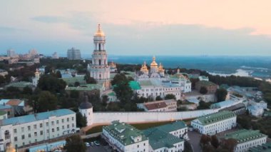 Kyiv-Pechersk Lavra sabah gündoğumunda. Ukrayna. Hava görünümü