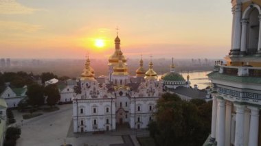 Kyiv-Pechersk Lavra sabah gündoğumunda. Ukrayna. Hava görünümü