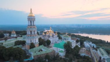 Kyiv-Pechersk Lavra sabah gündoğumunda. Ukrayna. Hava görünümü