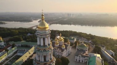 Kyiv-Pechersk Lavra sabah gündoğumunda. Ukrayna. Hava görünümü