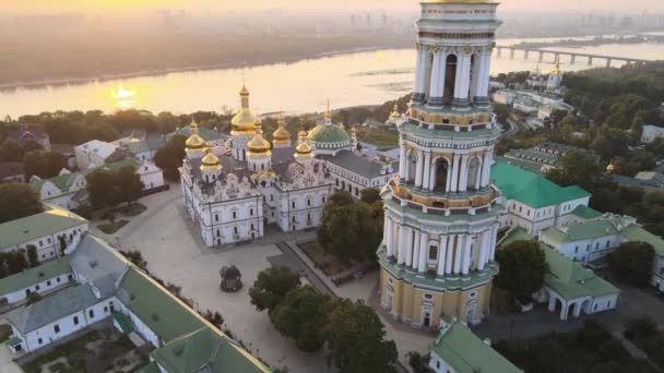 Kyiv-Pechersk Lavra ในตอนเช้าเมื่อพระอาทิตย์ขึ้น ยูเครน มุมมองทางอากาศ — วีดีโอสต็อก