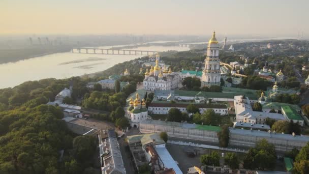 Kiev-Pechersk Lavra por la mañana al amanecer. Ucrania. Vista aérea — Vídeos de Stock