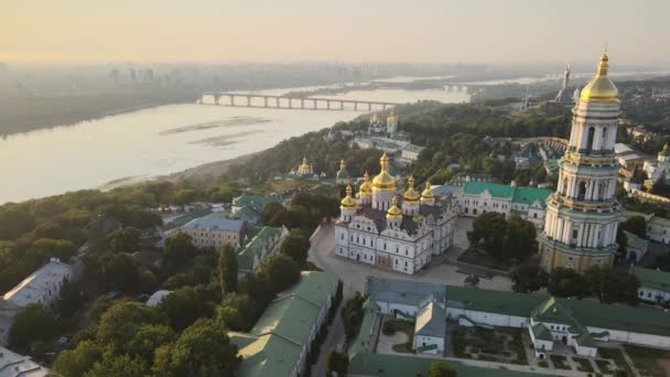 Kiev-Pechersk Lavra de manhã ao nascer do sol. Ucrânia. Vista aérea — Vídeo de Stock