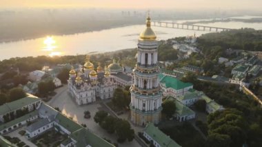 Kyiv-Pechersk Lavra sabah gündoğumunda. Ukrayna. Hava görünümü