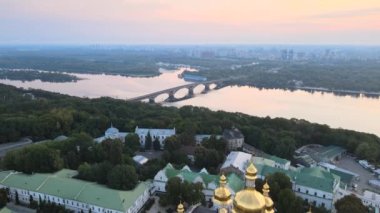 Kyiv-Pechersk Lavra sabah gündoğumunda. Ukrayna. Hava görünümü
