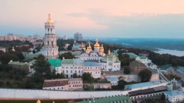 Kyiv-Pechersk Lavra sabah gündoğumunda. Ukrayna. Hava görünümü