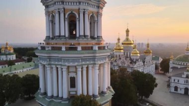 Kyiv-Pechersk Lavra sabah gündoğumunda. Ukrayna. Hava görünümü