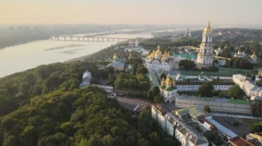 Kyiv-Pechersk Lavra sabah gündoğumunda. Ukrayna. Hava görünümü
