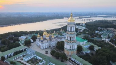 Kyiv-Pechersk Lavra sabah gündoğumunda. Ukrayna. Hava görünümü
