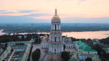 Kyiv-Pechersk Lavra sabah gündoğumunda. Ukrayna. Hava görünümü