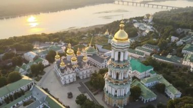 Kyiv-Pechersk Lavra sabah gündoğumunda. Ukrayna. Hava görünümü