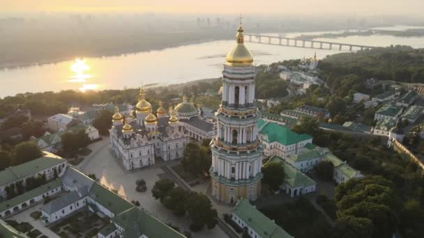 Kiew-Pechersk Lavra am Morgen bei Sonnenaufgang. Ukraine. Luftaufnahme — Stockvideo