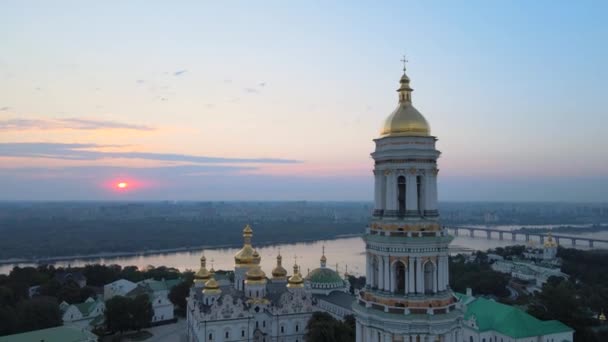 Kiev-Pechersk Lavra por la mañana al amanecer. Ucrania. Vista aérea — Vídeos de Stock