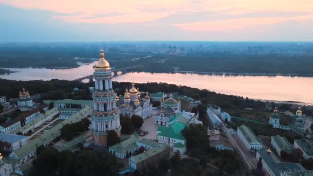 日の出の朝のキエフ-ペチェルスク・ラブラ。ウクライナだ。空中風景 — ストック動画