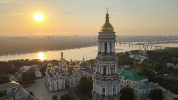 Kiev-Pechersk Lavra por la mañana al amanecer. Ucrania. Vista aérea — Vídeo de stock