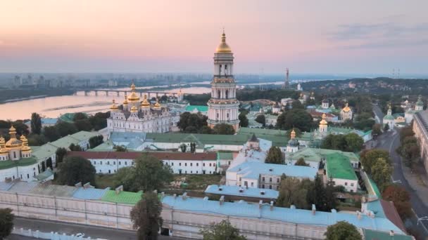 Kyjev-Pechersk Lavra ráno při východu slunce. Ukrajina. Letecký pohled — Stock video