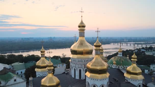 Kyiv-Pechersk Lavra sabah gündoğumunda. Ukrayna. Hava görünümü — Stok video