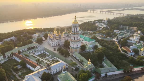 Kiew-Pechersk Lavra am Morgen bei Sonnenaufgang. Ukraine. Luftaufnahme — Stockvideo